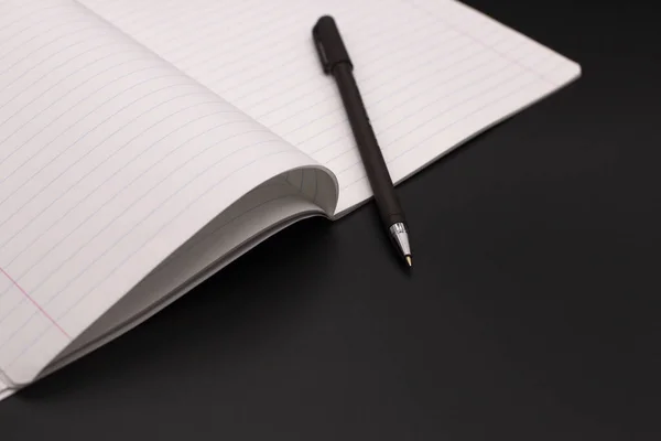 Тетрадь Упражнений Ручка Фонтана Темном Фоне — стоковое фото