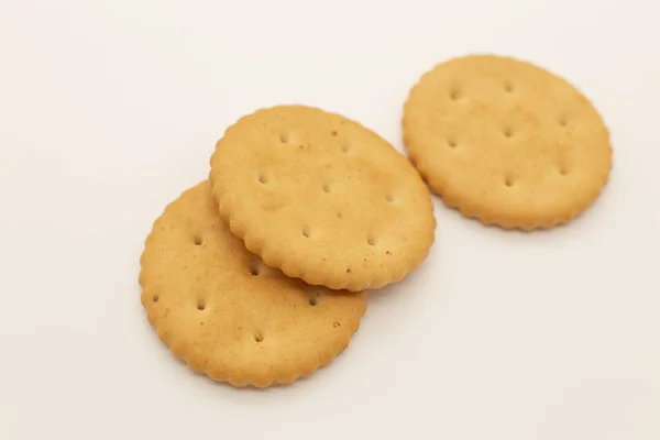 Ronde Crackers Een Witte Achtergrond — Stockfoto