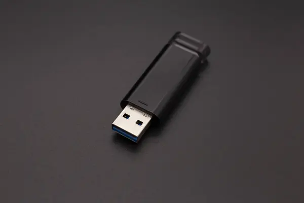 Czarny Pendrive Ciemnym Tle — Zdjęcie stockowe