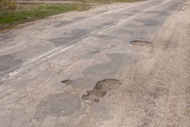 Asfaltta çukurlar. kötü asfalt.