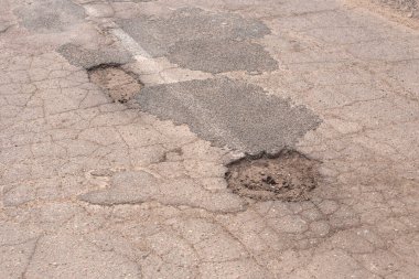 Asfalttaki delikler ve çatlaklar