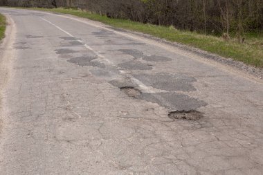 Yoldaki delikler, kırık asfalt.