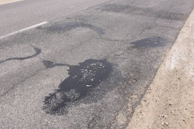 Kötü asfalt yol, çukurlar, çukur onarımları.