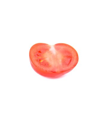 Beyaz arka planda dilimlenmiş domates.