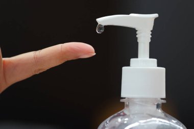 Ellerinde alkol jeli şişesi olan eller, sağlık hizmetleri konseptinde kendilerini mikroplardan ve beyazlardan korumak için ellerini kaldırırken,.