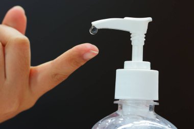 Ellerinde alkol jeli şişesi olan eller, sağlık hizmetleri konseptinde kendilerini mikroplardan ve beyazlardan korumak için ellerini kaldırırken,.