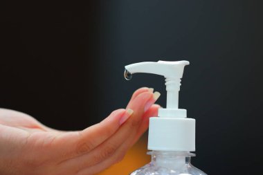 Ellerinde alkol jeli şişesi olan eller, sağlık hizmetleri konseptinde kendilerini mikroplardan ve beyazlardan korumak için ellerini kaldırırken,.