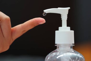 Ellerinde alkol jeli şişesi olan eller, sağlık hizmetleri konseptinde kendilerini mikroplardan ve beyazlardan korumak için ellerini kaldırırken,.