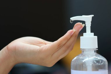 Ellerinde alkol jeli şişesi olan eller, sağlık hizmetleri konseptinde kendilerini mikroplardan ve beyazlardan korumak için ellerini kaldırırken,.