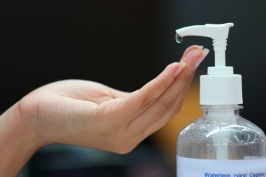 Ellerinde alkol jeli şişesi olan eller, sağlık hizmetleri konseptinde kendilerini mikroplardan ve beyazlardan korumak için ellerini kaldırırken,.