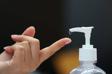 Ellerinde alkol jeli şişesi olan eller, sağlık hizmetleri konseptinde kendilerini mikroplardan ve beyazlardan korumak için ellerini kaldırırken,.