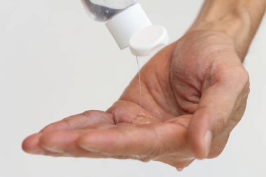 Ellerinde alkol jeli şişesi olan eller, sağlık hizmetleri konseptinde kendilerini mikroplardan ve beyazlardan korumak için ellerini kaldırırken,.