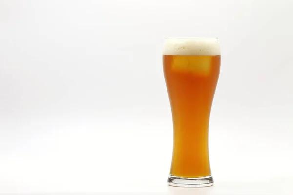 Una Tazza Birre Con Schiume Sfondo Bianco Celebrazione Dopo Concetto — Foto Stock