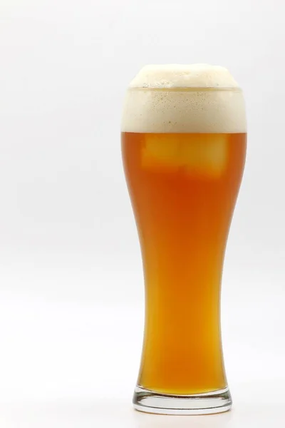 Ein Becher Bier Mit Schaum Auf Weißem Hintergrund Zur Feier — Stockfoto