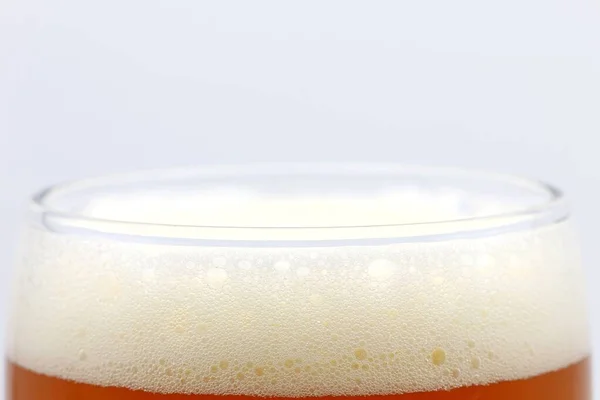 Una Tazza Birre Con Schiume Sfondo Bianco Celebrazione Dopo Concetto — Foto Stock