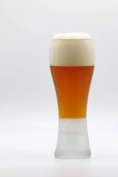 Ein Becher Bier Mit Schaum Auf Weißem Hintergrund Zur Feier — Stockfoto