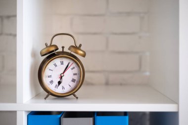 Beyaz bir rafa kilitle. Klasik alarm araması. Mesaj için yer. Zaman Yönetimi. 