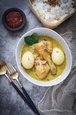 Endonezya Gıda: Opor Ayam (Endonezya Beyaz Köri), Hindistan cevizi sütü ve baharatlarla pişirilmiş tavuk ve Idul Fitri / Lebaran kutlamaları için servis edildi