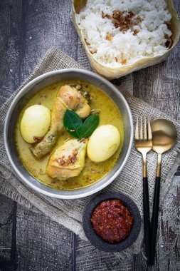Endonezya Gıda: Opor Ayam (Endonezya Beyaz Köri), Hindistan cevizi sütü ve baharatlarla pişirilmiş tavuk ve Idul Fitri / Lebaran kutlamaları için servis edildi