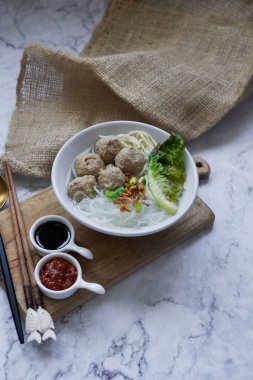 Endonezya 'nın ünlü bakso / köfteleri erişte ve pirinç eriştesiyle servis edilir.