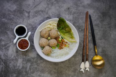 Endonezya 'nın ünlü bakso / köfteleri erişte ve pirinç eriştesiyle servis edilir.