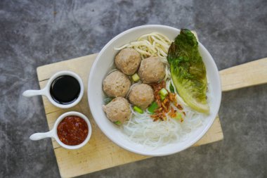 Endonezya 'nın ünlü bakso / köfteleri erişte ve pirinç eriştesiyle servis edilir.