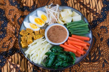 Gado-gado, geleneksel fıstık soslu Endonezya salatası.