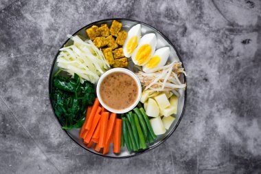 Gado-gado, geleneksel fıstık soslu Endonezya salatası.