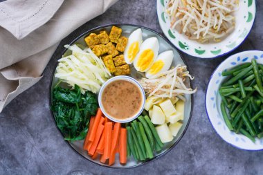 Gado-gado, geleneksel fıstık soslu Endonezya salatası.