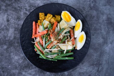 Gado-gado, geleneksel fıstık soslu Endonezya salatası.