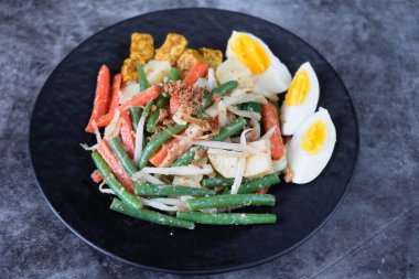 Gado-gado, geleneksel fıstık soslu Endonezya salatası.