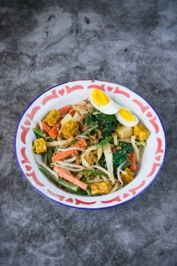 Gado-gado, geleneksel fıstık soslu Endonezya salatası.