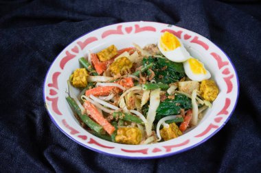 Gado-gado, geleneksel fıstık soslu Endonezya salatası.