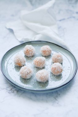 Tatlı için geleneksel Endonezya pastası Kue Klepon Ubi kuning / Onde-onde / Tatlı Patates Topları