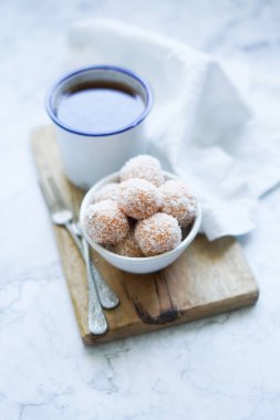 Tatlı için geleneksel Endonezya pastası Kue Klepon Ubi kuning / Onde-onde / Tatlı Patates Topları