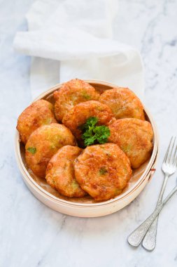 Perkedel, Endonezya usulü kızarmış köftelerdir. Patates püresi, kıyma ve sebzelerden yapılır.