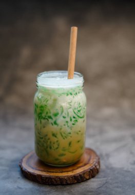 Es Cendol. Endonezya usulü pirinç unu ve hindistan cevizi sütü ve palmiye şekerli pandanus jölesi.