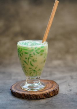 Es Cendol. Endonezya usulü pirinç unu ve hindistan cevizi sütü ve palmiye şekerli pandanus jölesi.