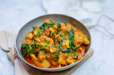 Ayam Woku veya Tavuk woku / Baharatlı Basil Chicken, Manado 'da yetişen bir Endonezya yemeğidir..