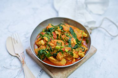 Ayam Woku veya Tavuk woku / Baharatlı Basil Chicken, Manado 'da yetişen bir Endonezya yemeğidir..