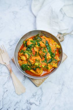 Ayam Woku veya Tavuk woku / Baharatlı Basil Chicken, Manado 'da yetişen bir Endonezya yemeğidir..