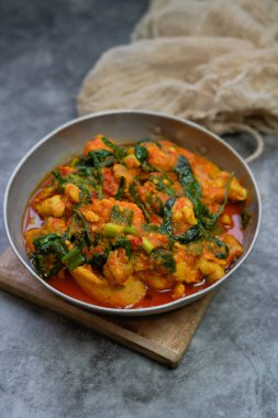 Ayam Woku veya Tavuk woku / Baharatlı Basil Chicken, Manado 'da yetişen bir Endonezya yemeğidir..