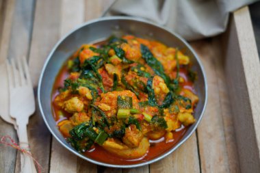 Ayam Woku veya Tavuk woku / Baharatlı Basil Chicken, Manado 'da yetişen bir Endonezya yemeğidir..