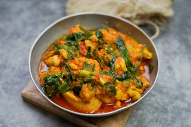 Ayam Woku veya Tavuk woku / Baharatlı Basil Chicken, Manado 'da yetişen bir Endonezya yemeğidir..