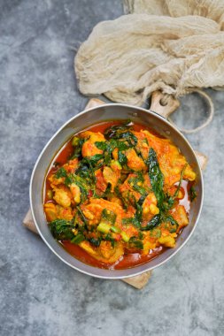 Ayam Woku veya Tavuk woku / Baharatlı Basil Chicken, Manado 'da yetişen bir Endonezya yemeğidir..