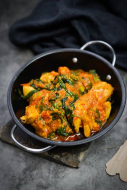 Ayam Woku veya Tavuk woku / Baharatlı Basil Chicken, Manado 'da yetişen bir Endonezya yemeğidir..