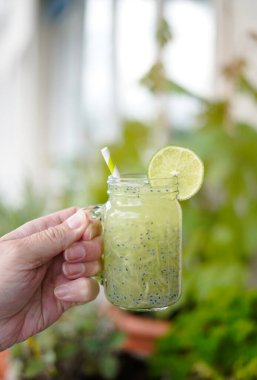 Endonezyalı vejetaryen içeceği Es Timun Serut salatalık, limon suyu ve fesleğen tohumlarından yapılmıştır. 