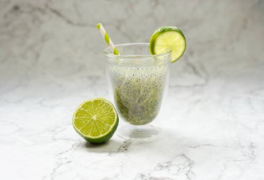 Endonezyalı vejetaryen içeceği Es Timun Serut salatalık, limon suyu ve fesleğen tohumlarından yapılmıştır. 