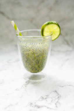 Endonezyalı vejetaryen içeceği Es Timun Serut salatalık, limon suyu ve fesleğen tohumlarından yapılmıştır. 