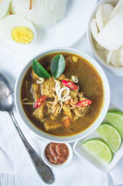 Rawon geleneksel Endonezya sığır eti siyah çorbasıdır. Haşlanmış pirinç, tuzlu yumurta, fasulye filizi, sambal ve krupuk (karides krakeri) ile servis edilir.)